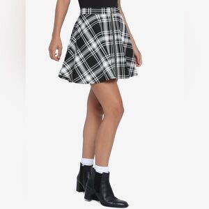 HOT TOPIC Black & White Plaid O-Ring Skater Skirt